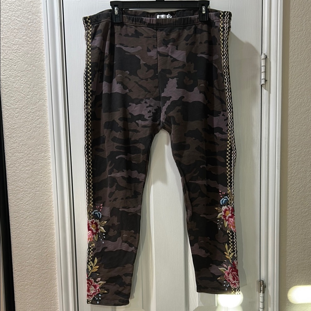 Johnny Was Camouflage Floral Embroidered  leggings pant XXL